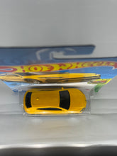 Load image into Gallery viewer, Hot Wheels '17 Lamborghini Urus (Yellow)

