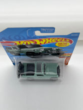 Load image into Gallery viewer, Hot Wheels ‘67 Jeepster Commando
