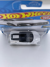 Load image into Gallery viewer, Hot Wheels ‘19 Audi R8 Spyder (White)
